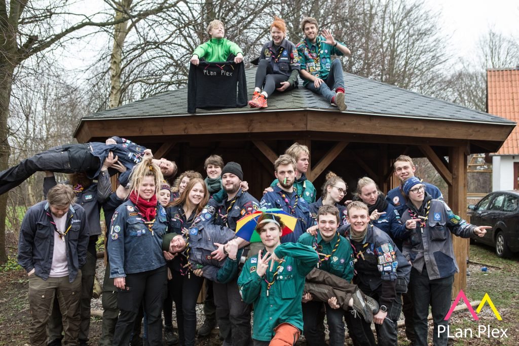Teamet 2017 fjoller foran en shelter